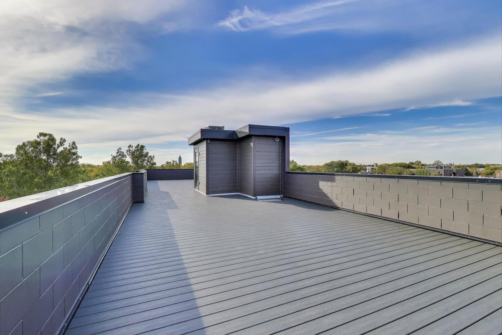 2307 West Foster Avenue, Unit 3 Chicago, IL 60625 - Photo 39 of 48 a view of a terrace with sky view