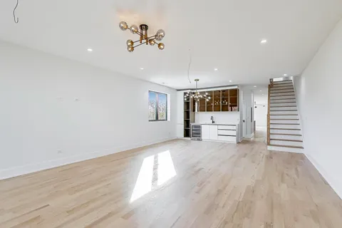 $1,197,000 | 2307 West Foster Avenue, Unit 3, Chicago, IL 60625