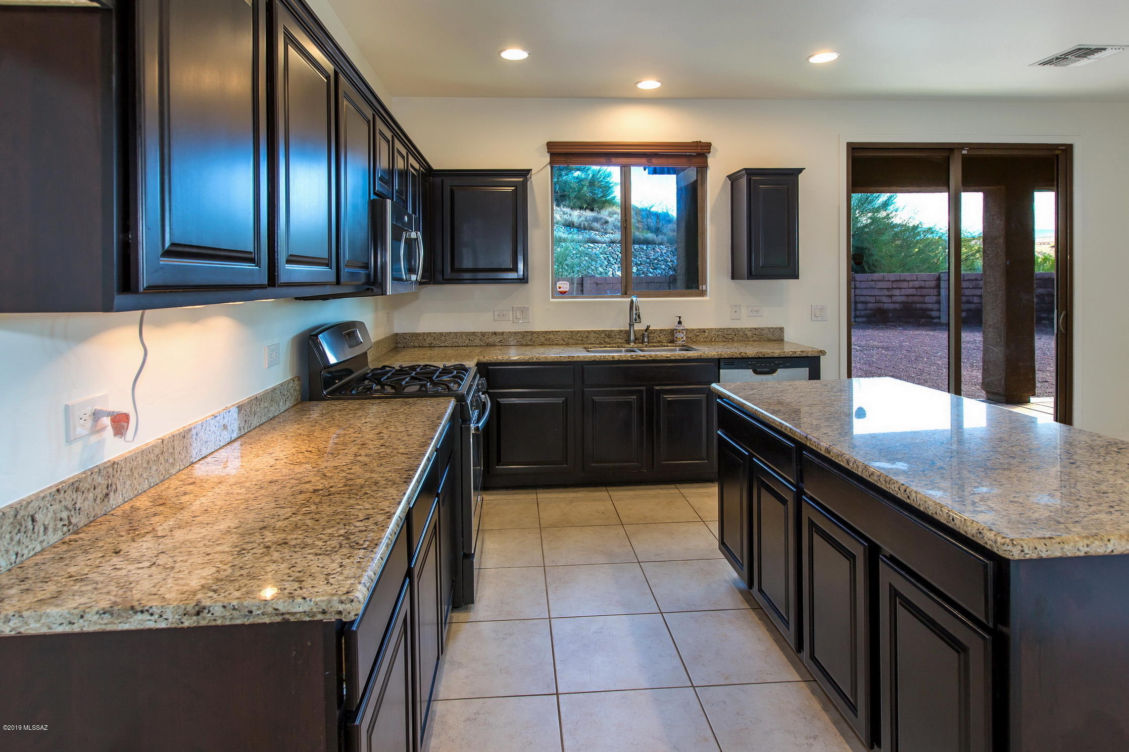 39082 South Running Roses Lane Tucson, AZ 85739 - Photo 4 of 41