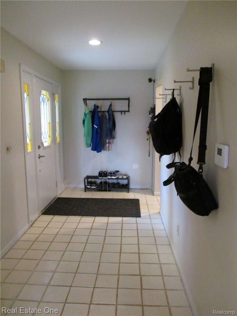 938 Golfview Court Rochester, MI 48307 - Photo 5 of 44 IMG_1398.jpg