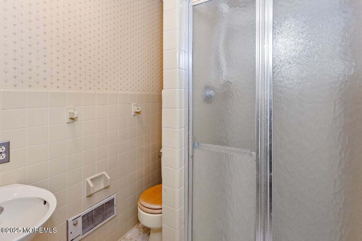 75 Brown Road Howell, NJ 07731 - Photo 34 of 65 1st Floor Bathroom