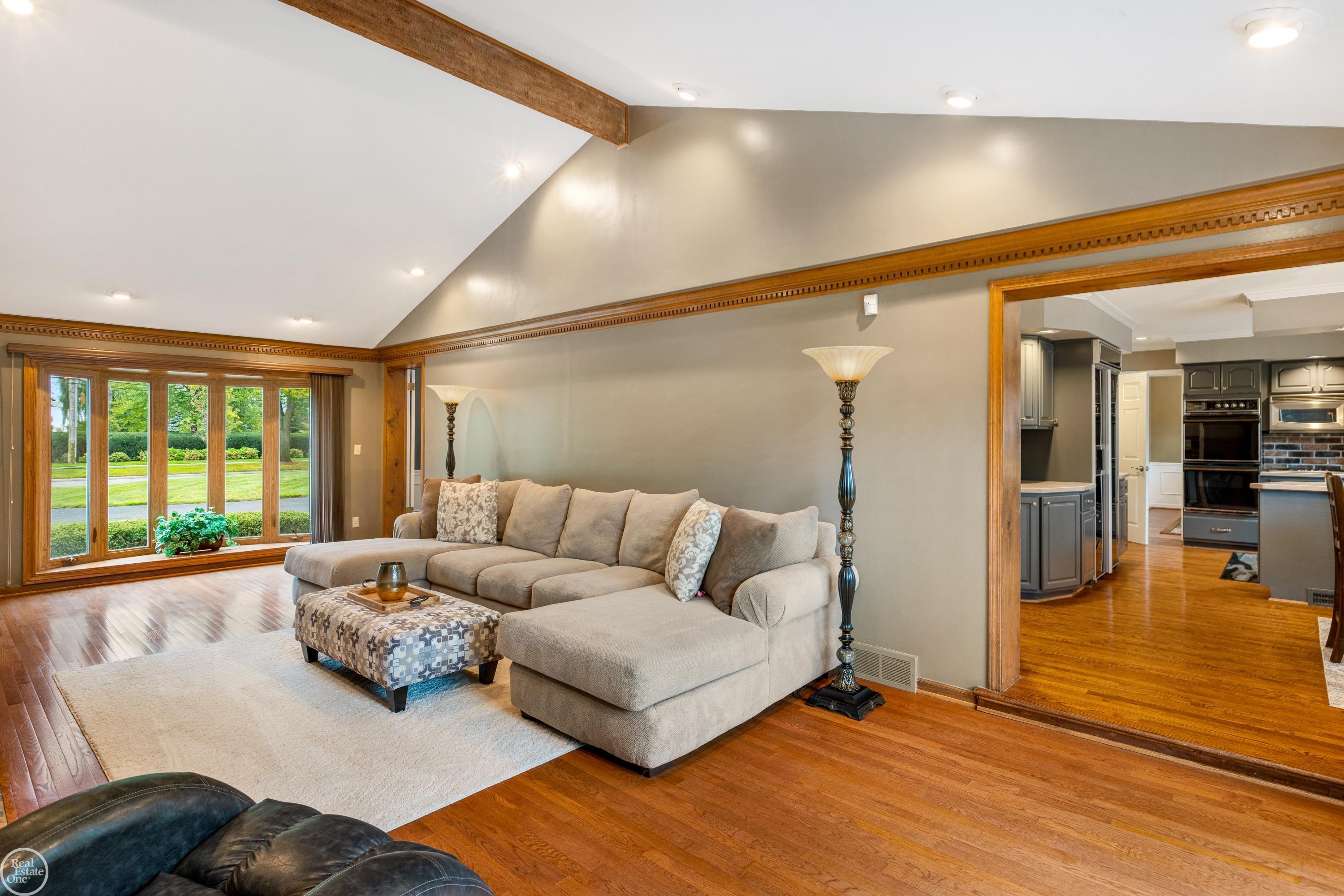 869 Lake Shore Road Grosse Pointe, MI 48236 - Photo 19 of 49 50123696-18.JPG