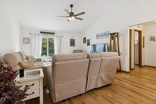 $285,000 | 1204 Glen Mor Drive, Unit B, Shorewood, IL 60404