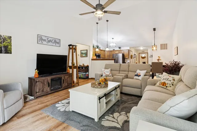 $285,000 | 1204 Glen Mor Drive, Unit B, Shorewood, IL 60404