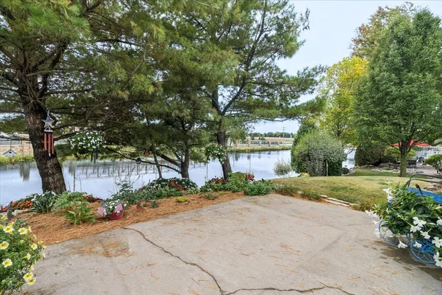 $285,000 | 1204 Glen Mor Drive, Unit B, Shorewood, IL 60404