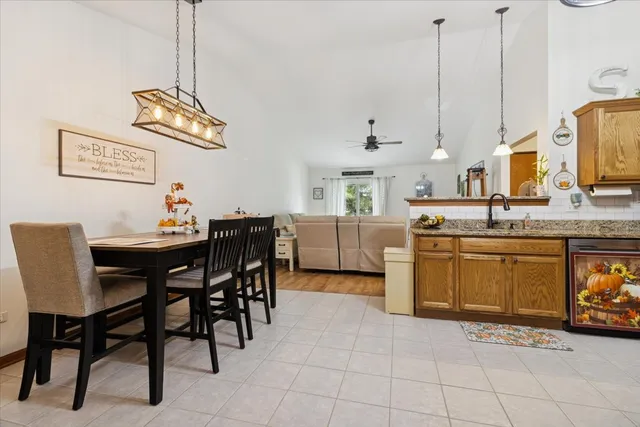 $285,000 | 1204 Glen Mor Drive, Unit B, Shorewood, IL 60404