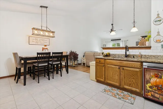 $285,000 | 1204 Glen Mor Drive, Unit B, Shorewood, IL 60404