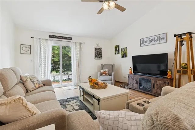 $285,000 | 1204 Glen Mor Drive, Unit B, Shorewood, IL 60404