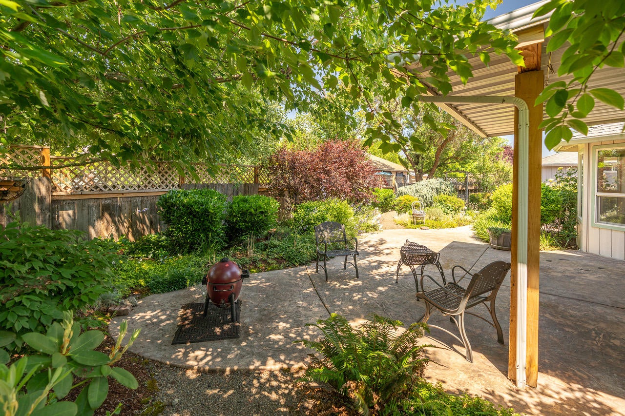 644 Benjamin Way Phoenix, OR 97535 - Photo 13 of 43 644 Benjamin (91 of 103)-Edit