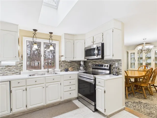 $574,900 | 77 Fairfield Drive, North Kingstown, RI 02852