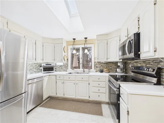 $574,900 | 77 Fairfield Drive, North Kingstown, RI 02852