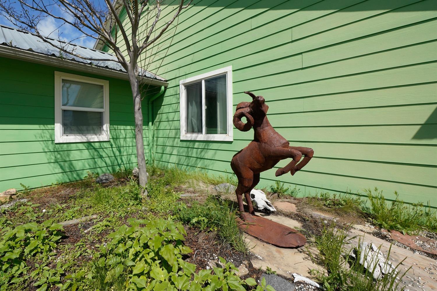 37491 Verde Avenue Madera, CA 93636 - Photo 24 of 66 a backyard of a house with table and chairs