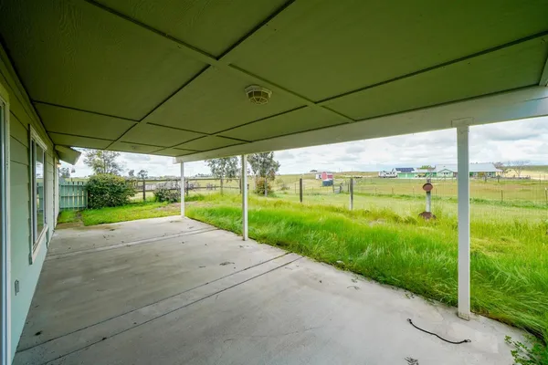 a view of a yard in front of a house