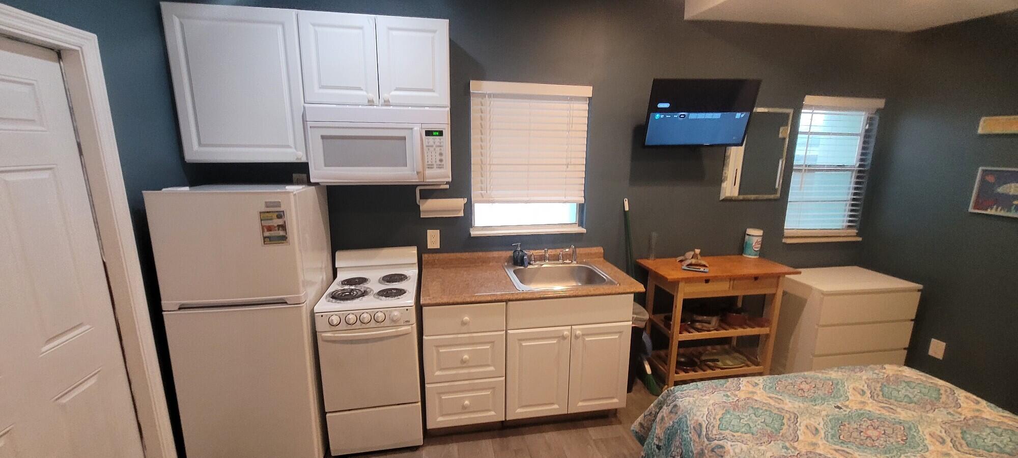 324 Indiana Street, Unit 3 Hollywood, FL 33019 - Photo 19 of 29 241234887_10159519991439637_120466549185