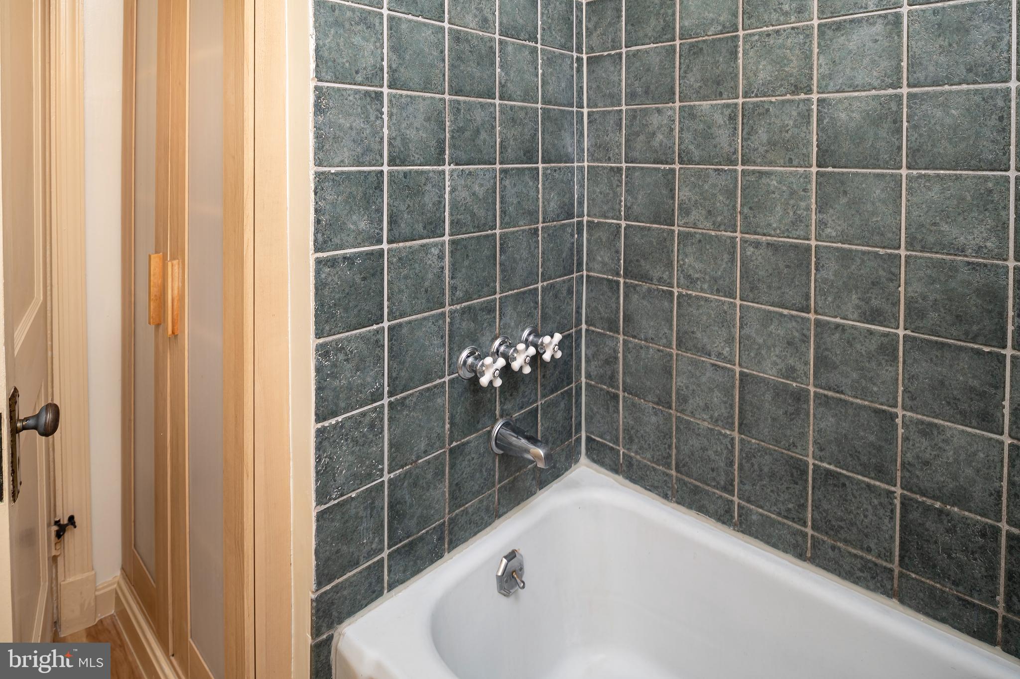 210 Homewood Road Linthicum Heights, MD 21090 - Photo 17 of 33 Bathroom 2 Tub