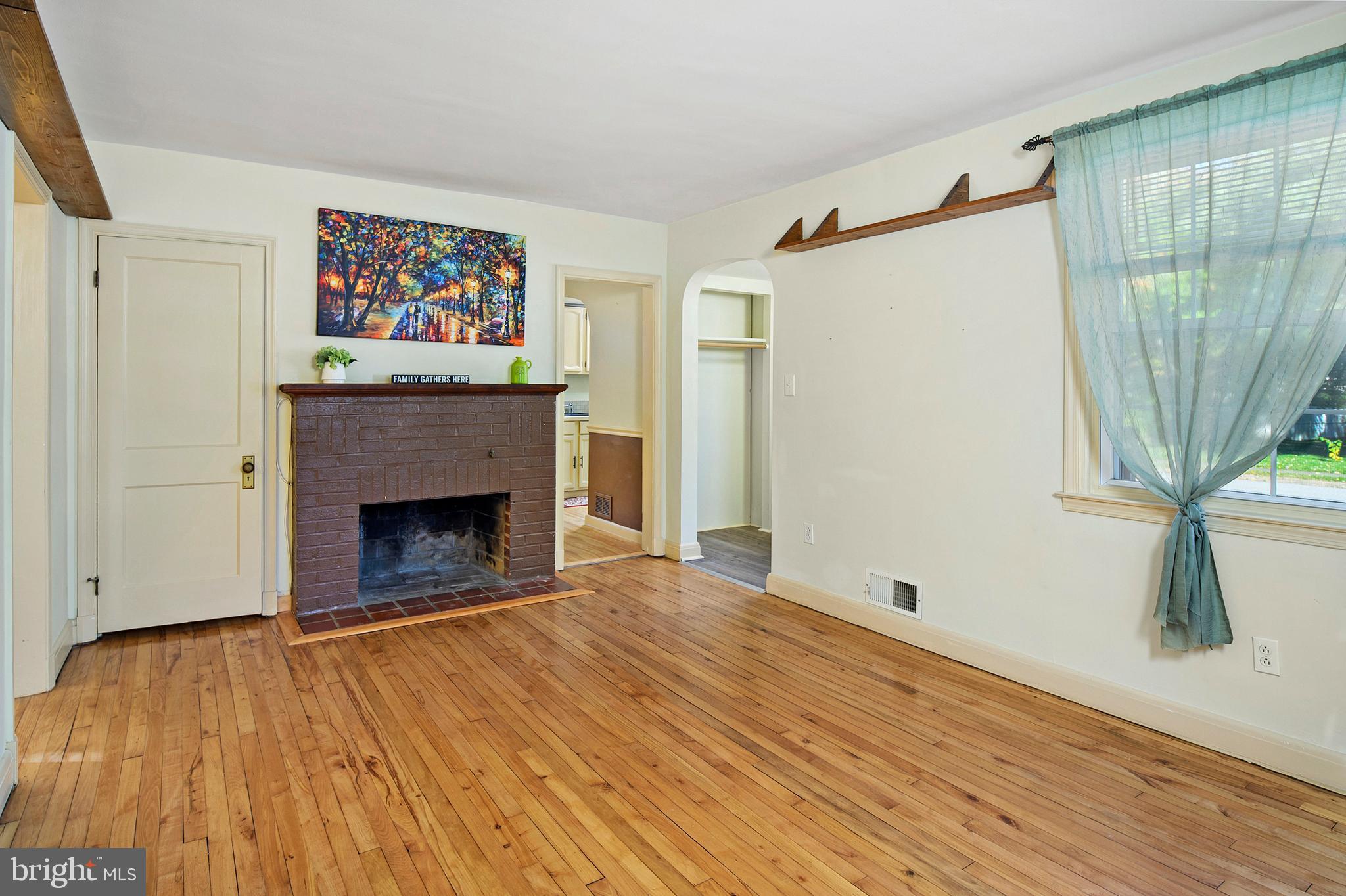 210 Homewood Road Linthicum Heights, MD 21090 - Photo 4 of 33 Living Room