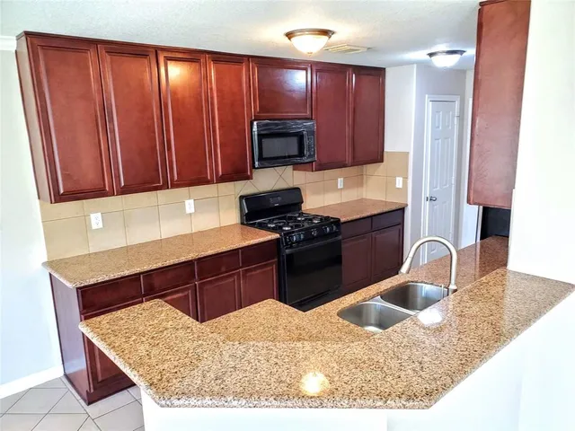 $2,000 | 6007 Shelbourne Park Lane, Houston, TX 77084