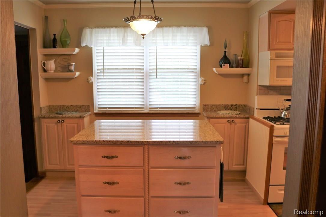 54414 Mound Road Utica, MI 48316 - Photo 11 of 57 IMG_9529.JPG