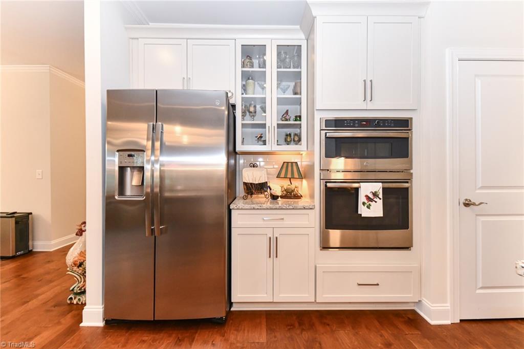 2024 Welden Ridge Road Kernersville, NC 27284 - Photo 11 of 28 Double oven