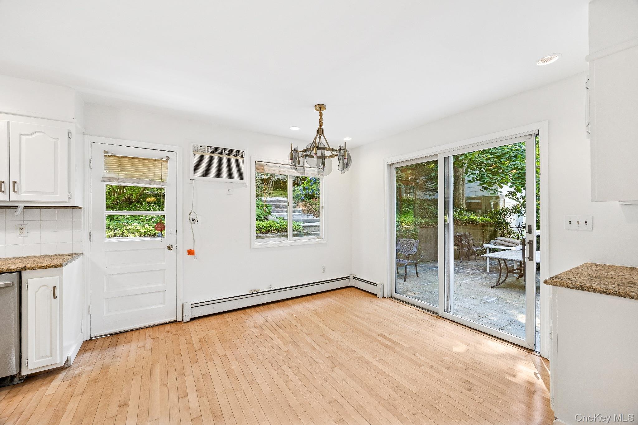 10 River Road Scarsdale, NY 10583 - Photo 9 of 20 Breakfast area, open to patio
