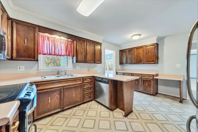 a view of an empty room with a ceiling fan