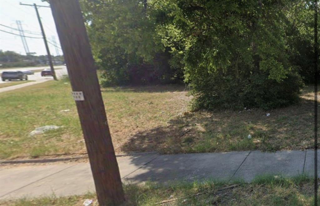 3711 Carpenter Avenue Dallas, TX 75210 - Photo 3 of 9 a view of a yard with an outdoor space