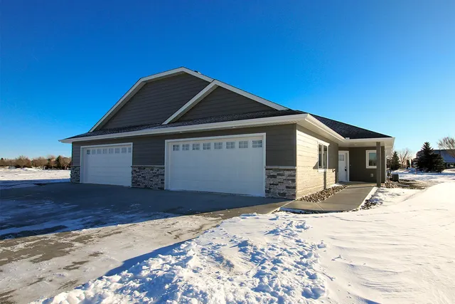 $414,000 | 254 Eau Claire Street Southeast, Hutchinson, MN 55350