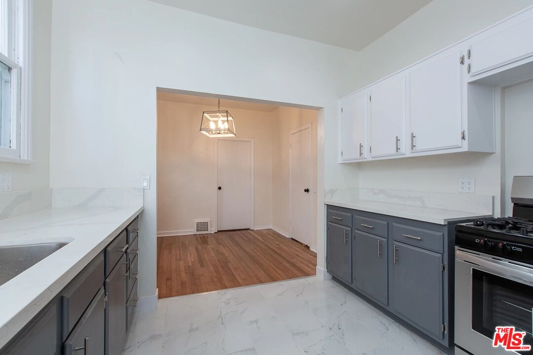 181 South Sycamore Avenue, Unit 201 Los Angeles, CA 90036 - Photo 18 of 43