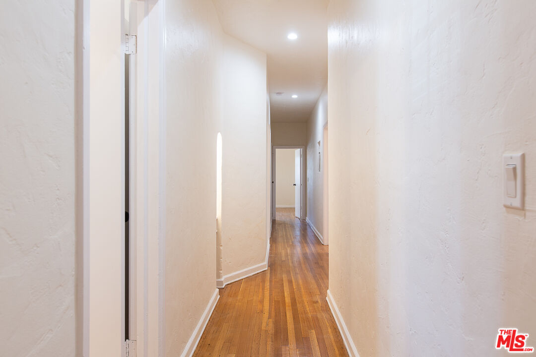 181 South Sycamore Avenue, Unit 201 Los Angeles, CA 90036 - Photo 21 of 43