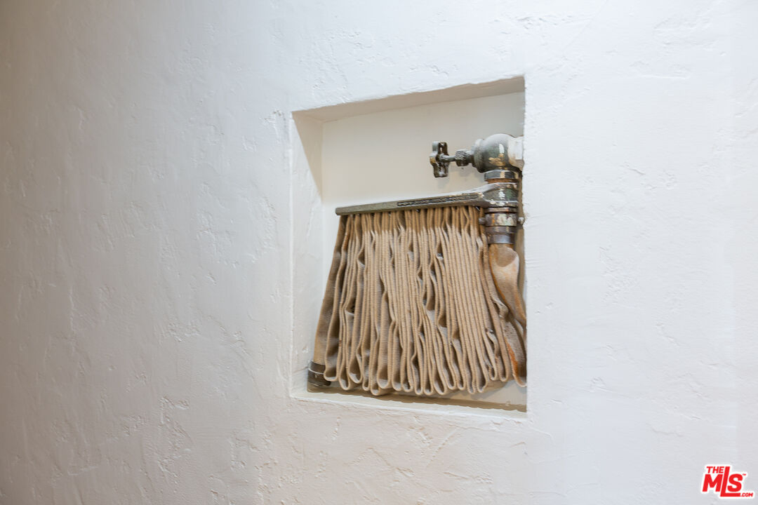 181 South Sycamore Avenue, Unit 201 Los Angeles, CA 90036 - Photo 22 of 43