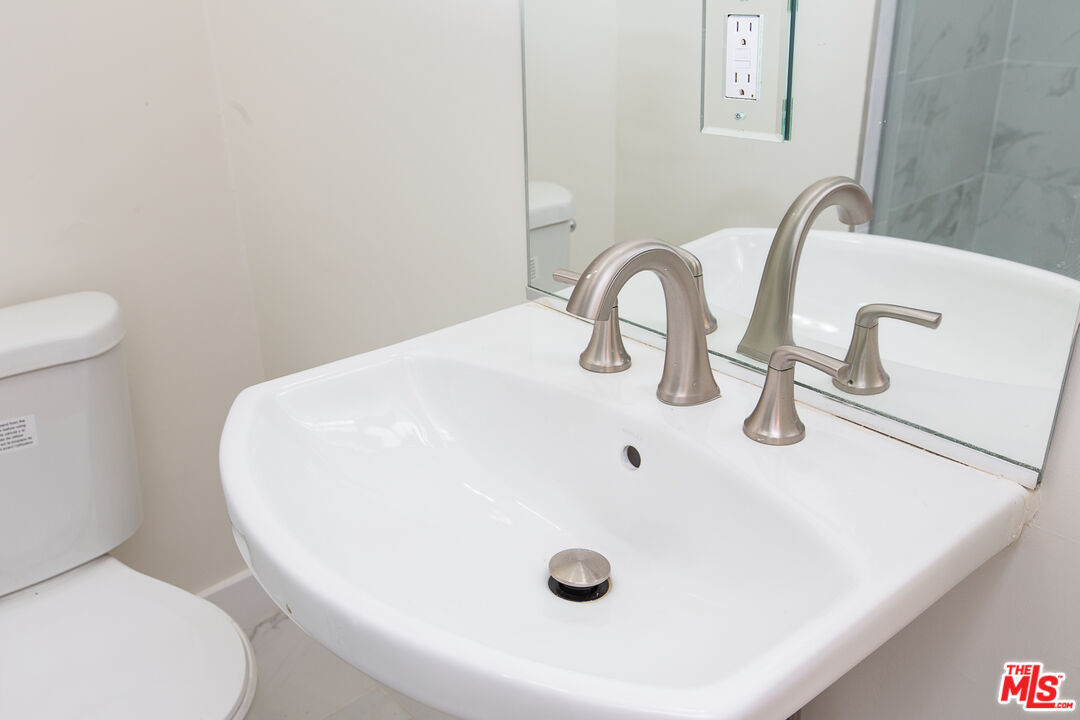 181 South Sycamore Avenue, Unit 201 Los Angeles, CA 90036 - Photo 40 of 43