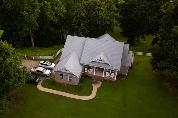 a en suite bathroom with a double vanity sink and a mirror