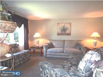2453 Weir Road Aston, PA 19014 - Photo 3 of 12 Living Room