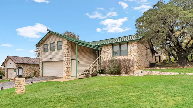 a view of a house with backyard and garden