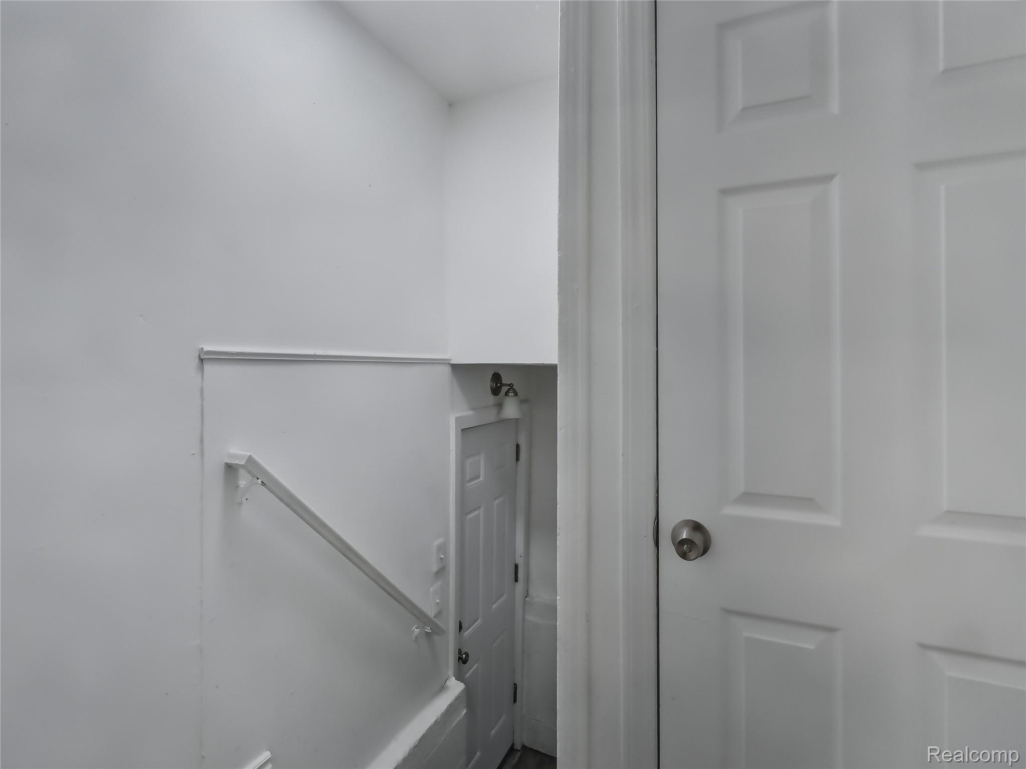 8220 Hudson Avenue Warren, MI 48089 - Photo 21 of 28 021-8220-hudson-avenue-warren-mi-48089-usa-007.jpg