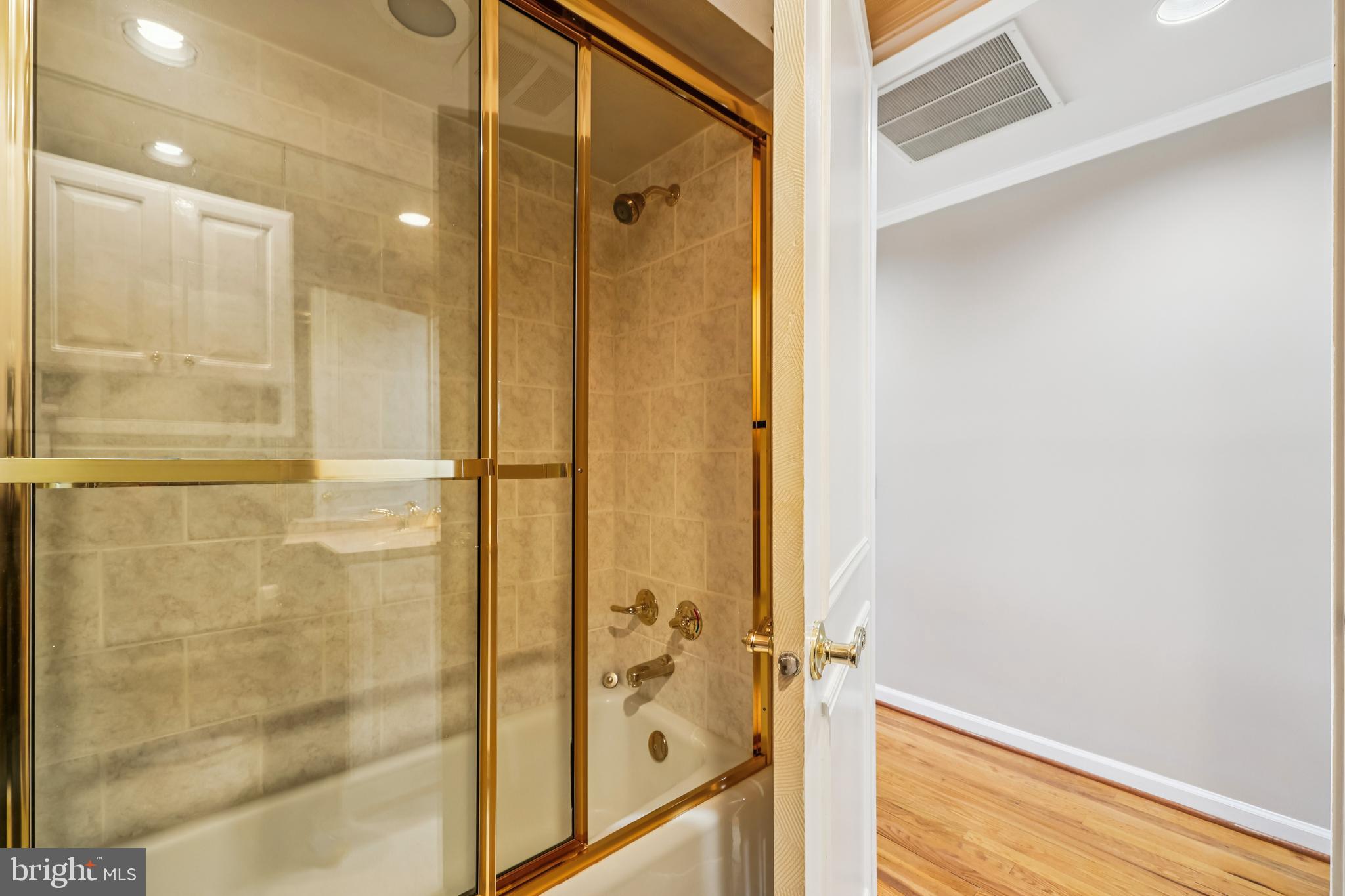 9025 Paddock Lane Potomac, MD 20854 - Photo 39 of 69 Hall Bath with tub/shower