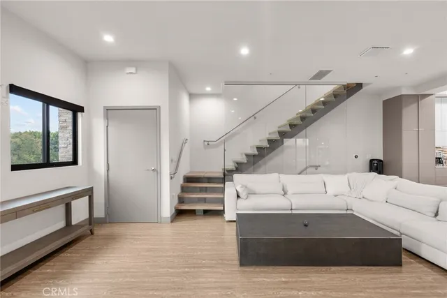 $6,500 | 18703 Redwing Street, Tarzana, CA 91356