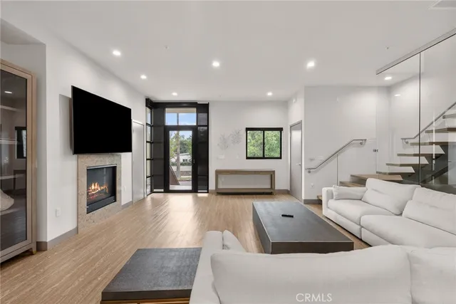 $6,500 | 18703 Redwing Street, Tarzana, CA 91356