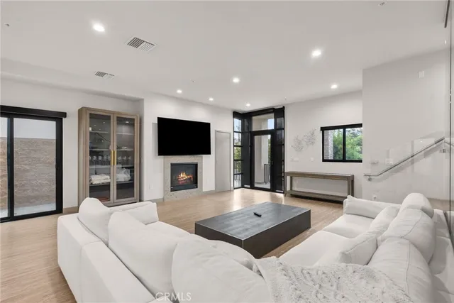 $6,500 | 18703 Redwing Street, Tarzana, CA 91356