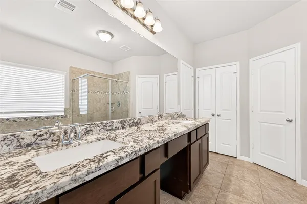 an empty room with closet and a ceiling fan