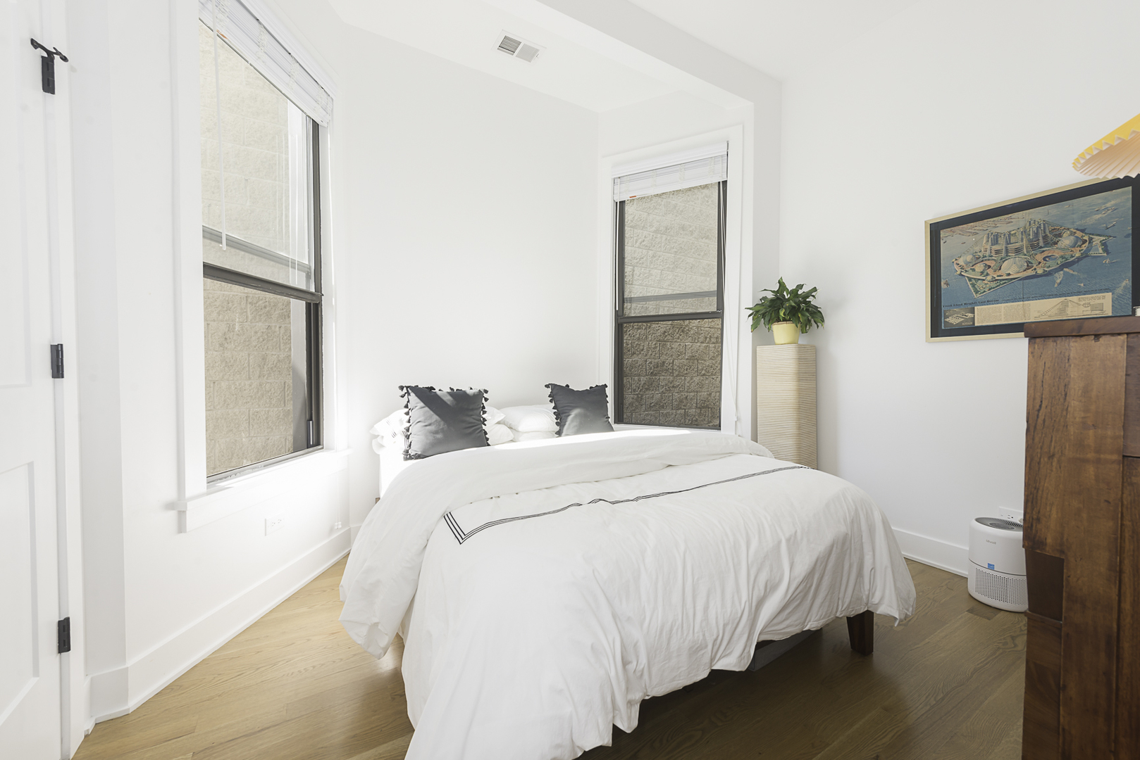 3517 North Reta Avenue, Unit 3R Chicago, IL 60657 - Photo 7 of 9 a bedroom with a bed and a painting on the wall