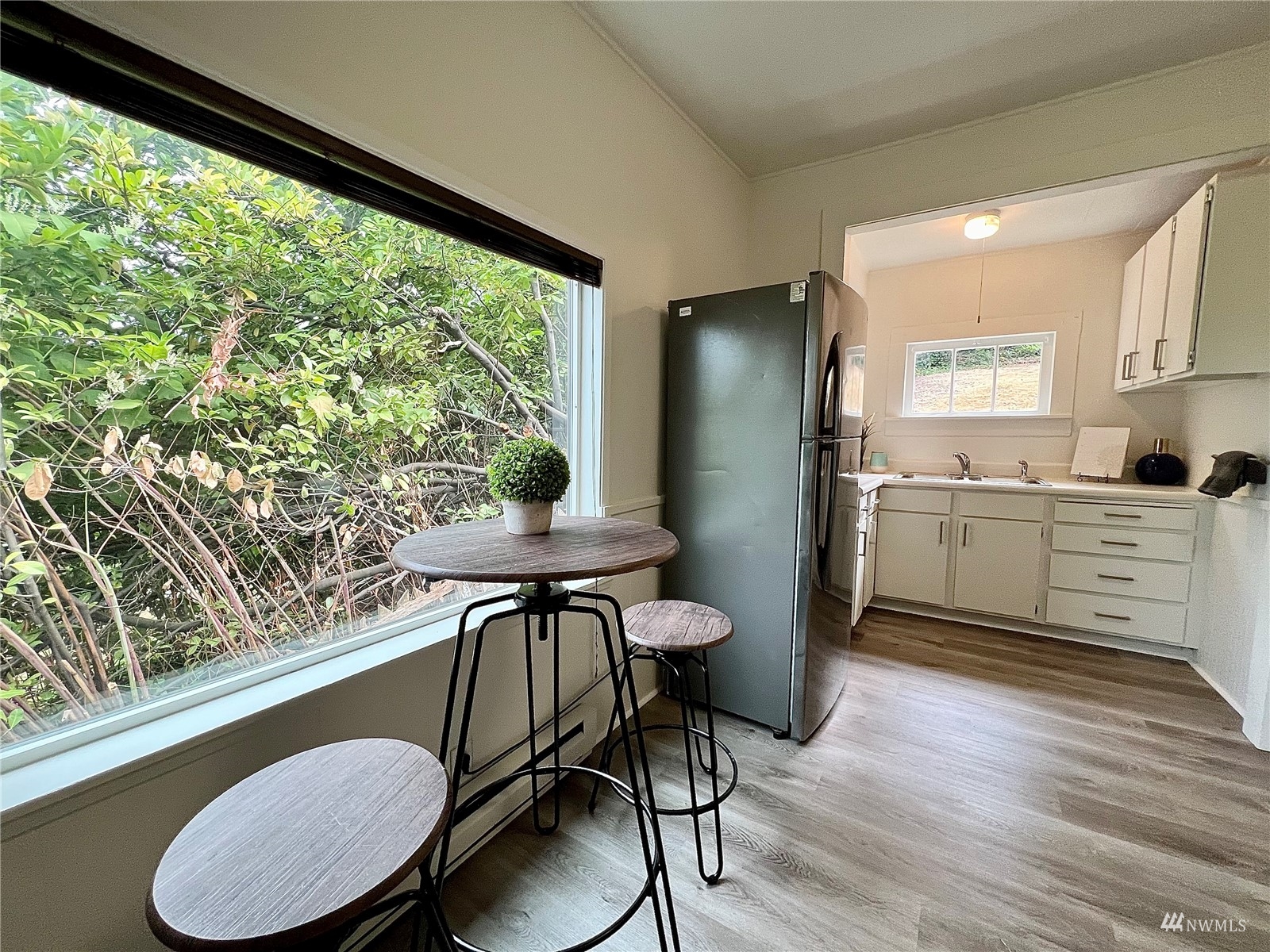 432 Cedar Avenue South Renton, WA 98057 - Photo 14 of 38 a kitchen with kitchen island a table and chairs in it