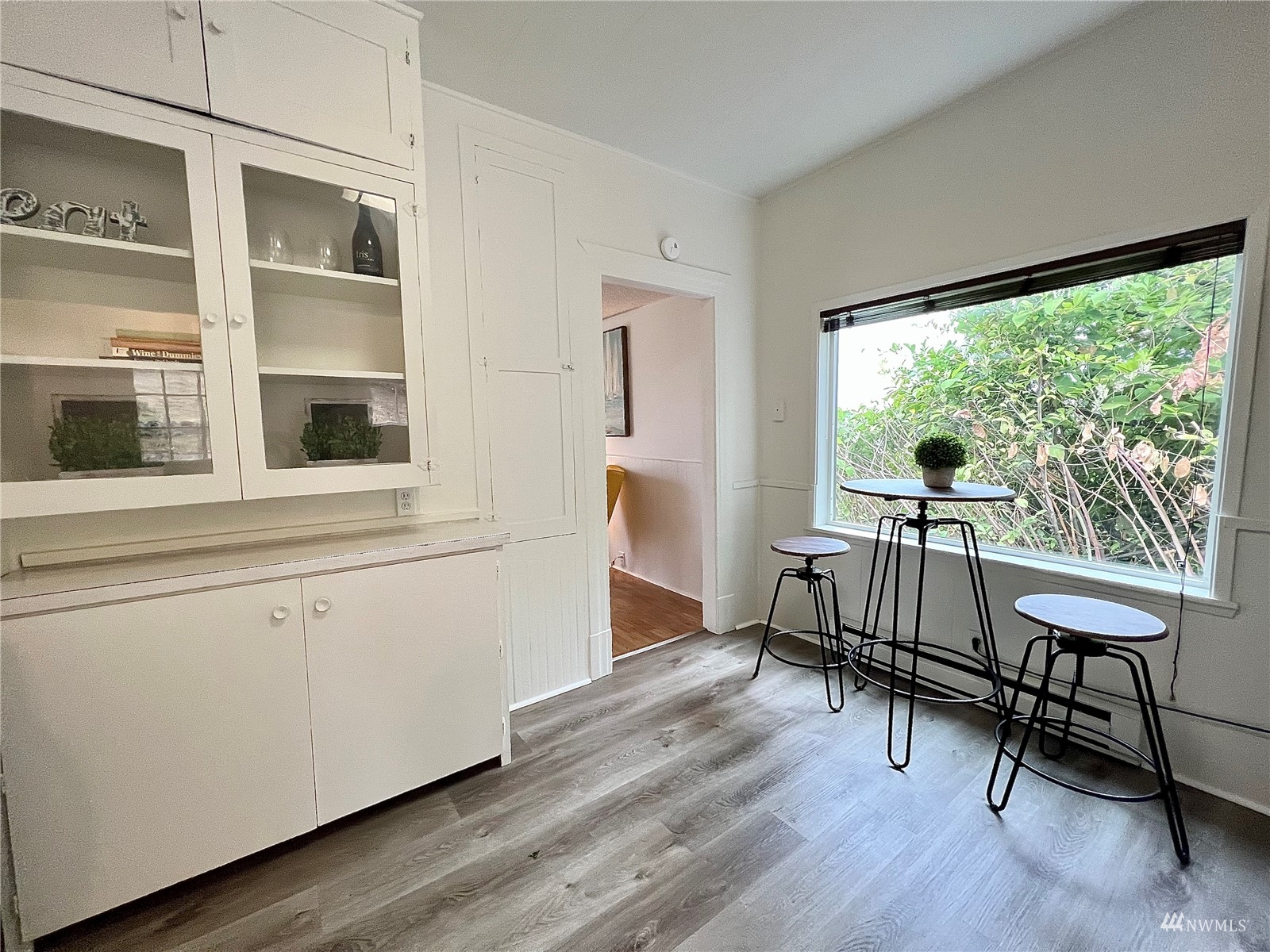 432 Cedar Avenue South Renton, WA 98057 - Photo 15 of 38 a room with furniture and a window