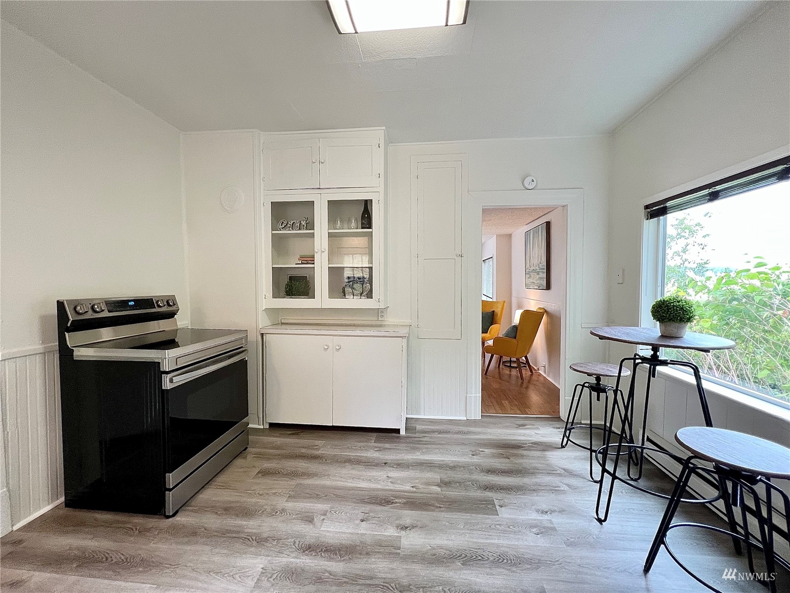 432 Cedar Avenue South Renton, WA 98057 - Photo 17 of 38 a kitchen that has a table and chairs in it