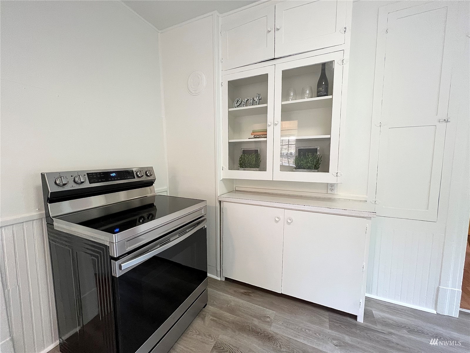 432 Cedar Avenue South Renton, WA 98057 - Photo 18 of 38 a kitchen with a stove and a white cabinet