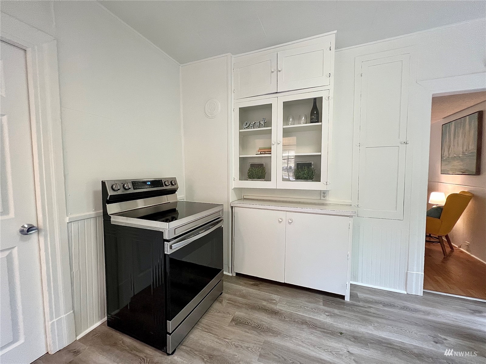 432 Cedar Avenue South Renton, WA 98057 - Photo 19 of 38 a kitchen with a stove and a cabinet