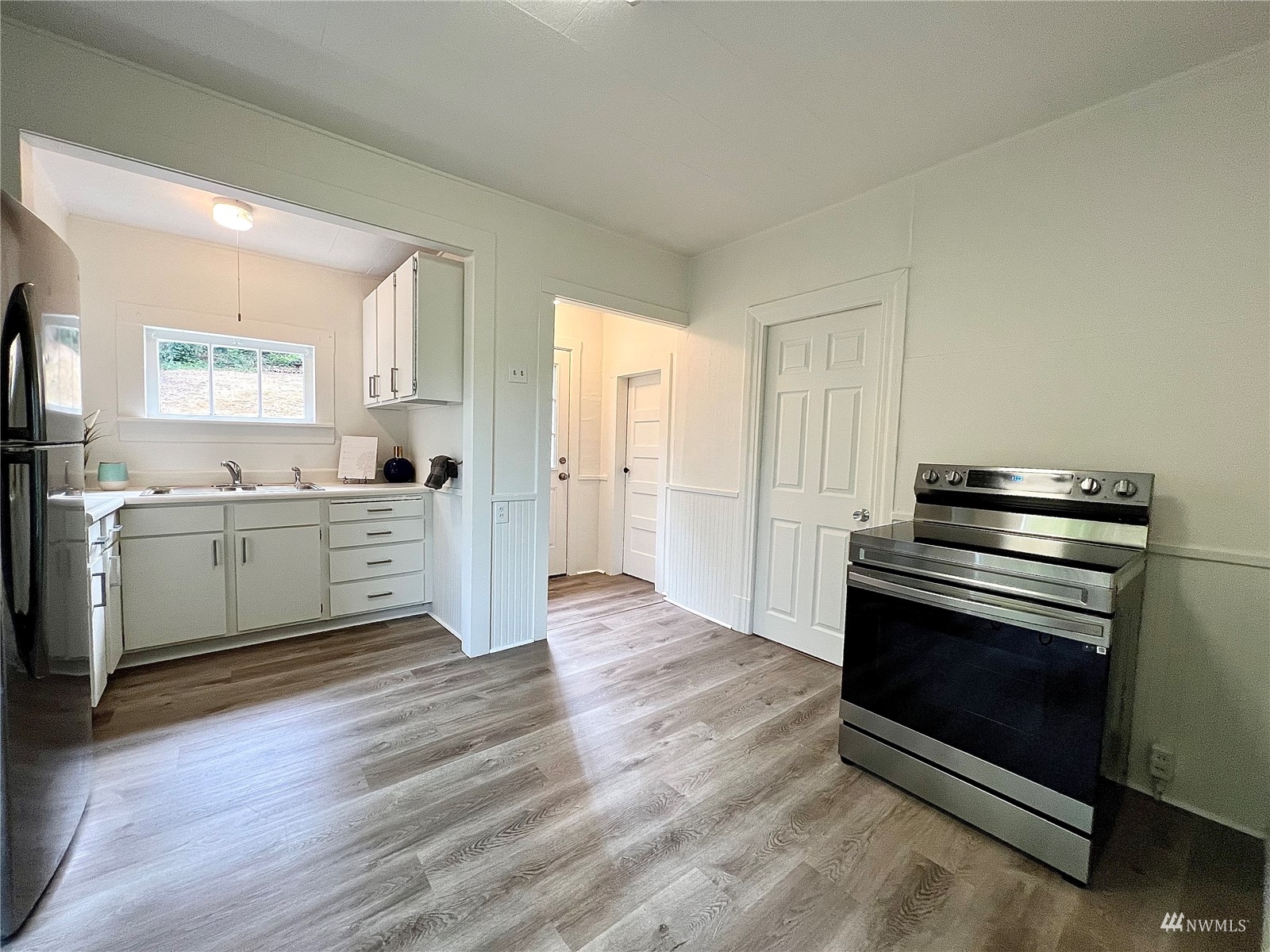 432 Cedar Avenue South Renton, WA 98057 - Photo 20 of 38 a kitchen with wooden floors and appliances