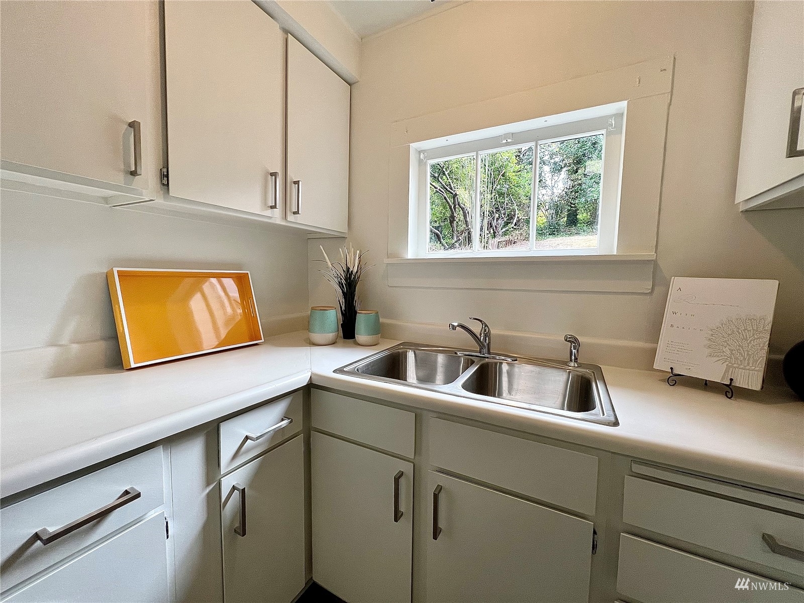 432 Cedar Avenue South Renton, WA 98057 - Photo 22 of 38 a kitchen with a sink and a window