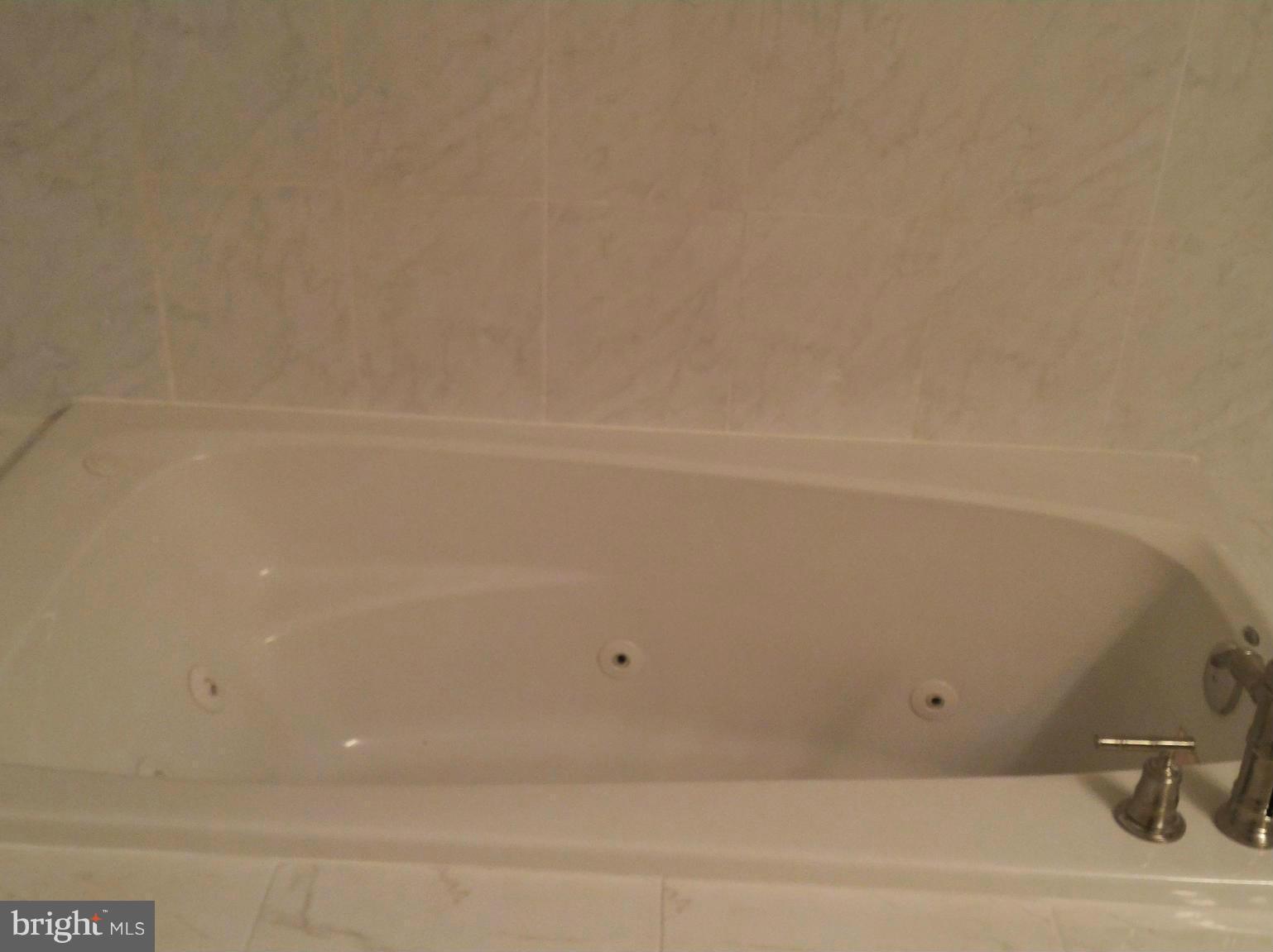 16512 Walnut Hill Road Gaithersburg, MD 20877 - Photo 11 of 20 a bathroom with a bathtub