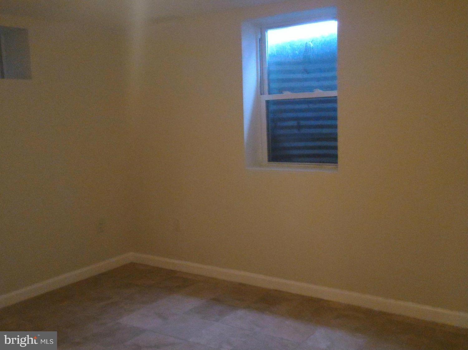 16512 Walnut Hill Road Gaithersburg, MD 20877 - Photo 3 of 20 a small space with a window